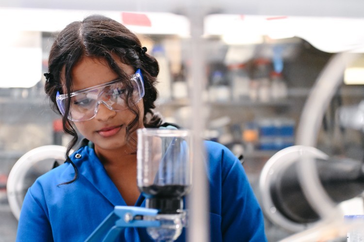 Estudante trabalhando em laboratório